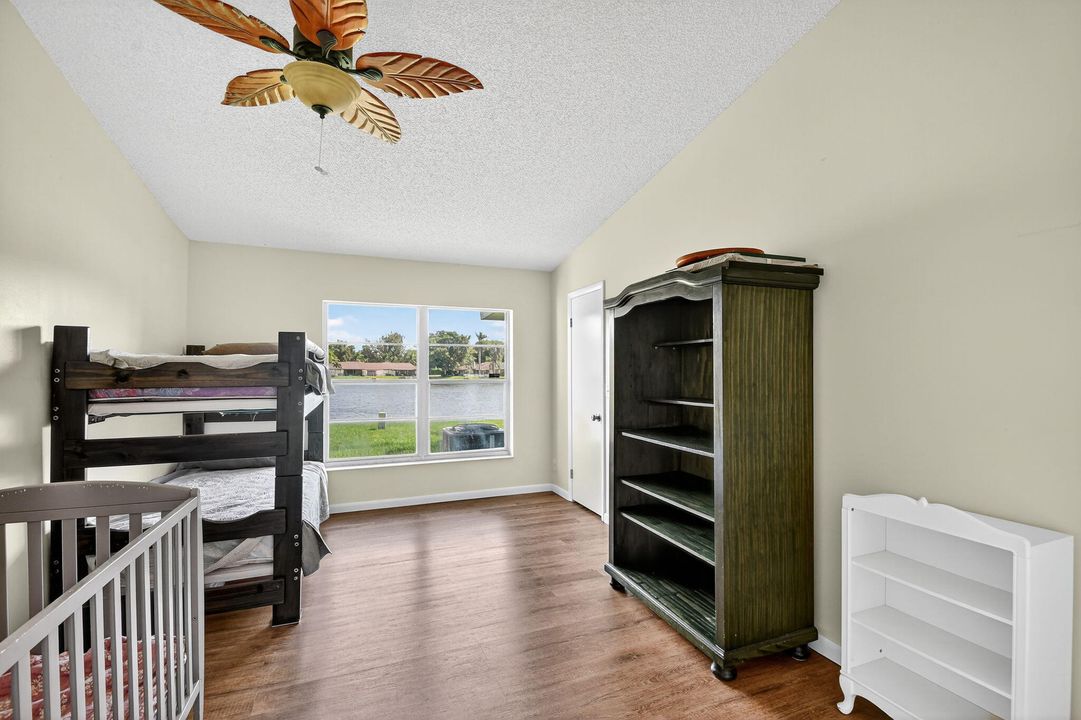 For Sale: $350,000 (2 beds, 2 baths, 1038 Square Feet)