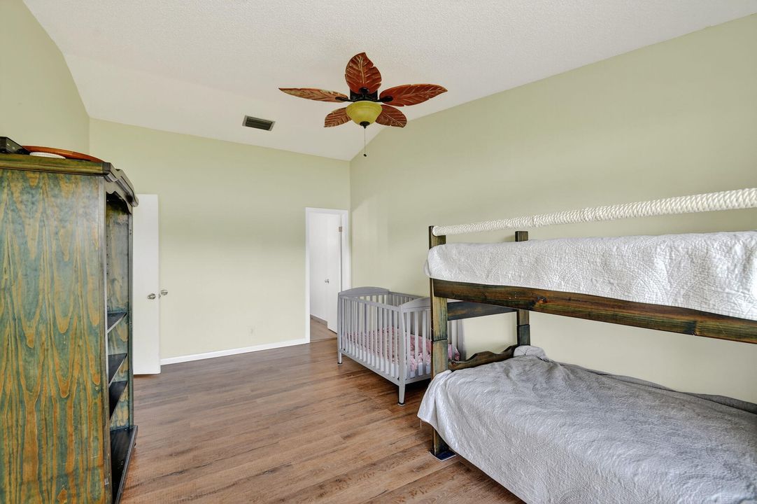 For Sale: $350,000 (2 beds, 2 baths, 1038 Square Feet)