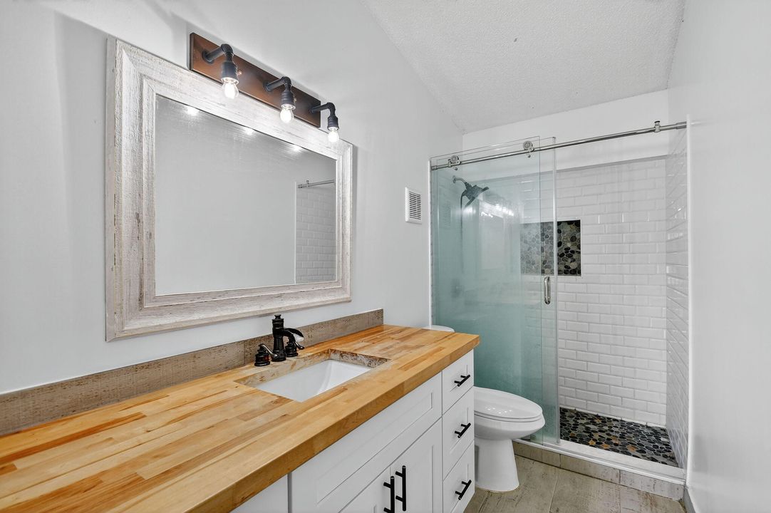 For Sale: $350,000 (2 beds, 2 baths, 1038 Square Feet)