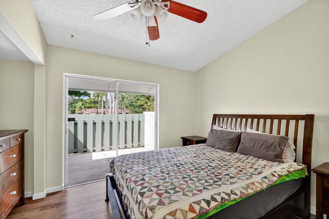 For Sale: $350,000 (2 beds, 2 baths, 1038 Square Feet)