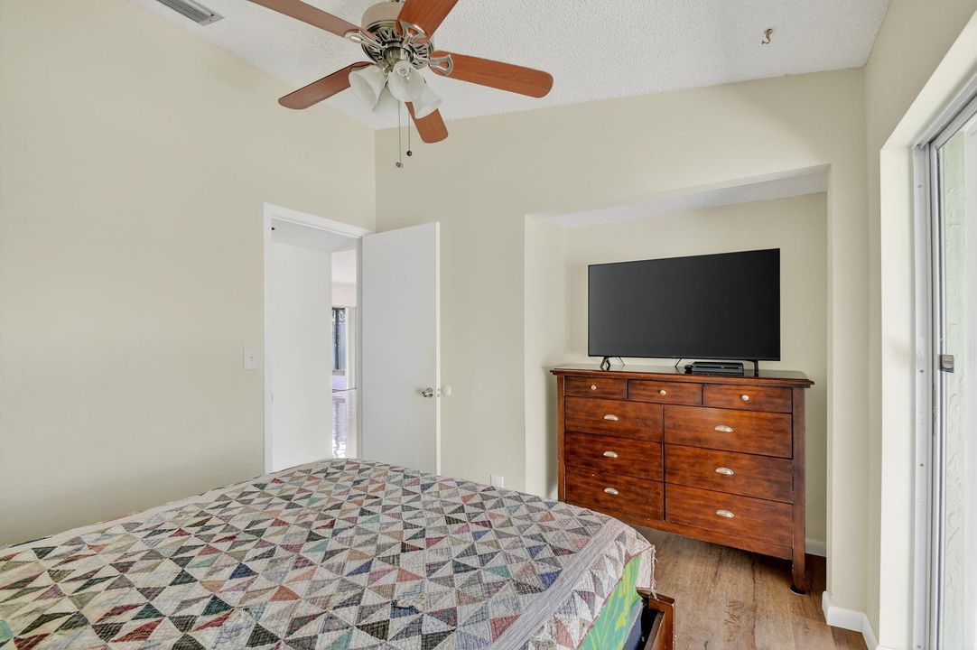 For Sale: $350,000 (2 beds, 2 baths, 1038 Square Feet)