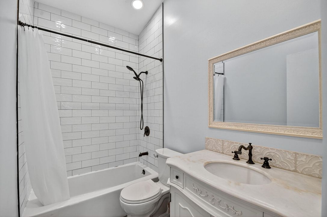 For Sale: $350,000 (2 beds, 2 baths, 1038 Square Feet)