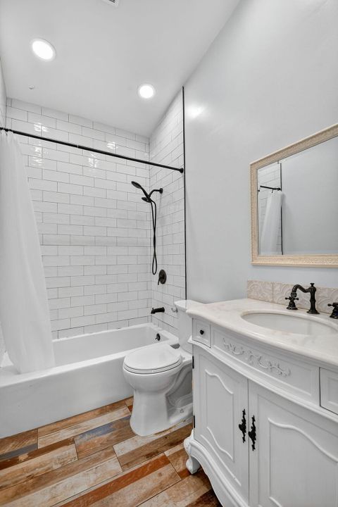 For Sale: $350,000 (2 beds, 2 baths, 1038 Square Feet)