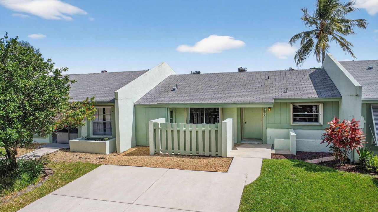 For Sale: $350,000 (2 beds, 2 baths, 1038 Square Feet)