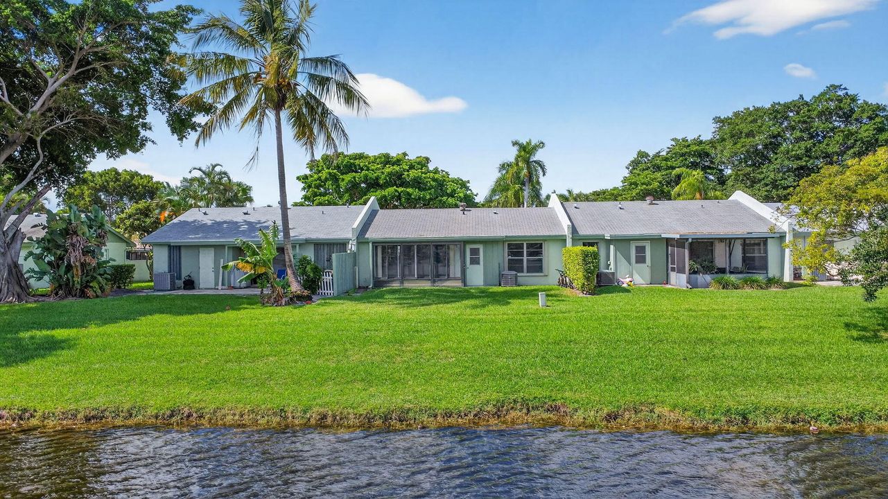 For Sale: $350,000 (2 beds, 2 baths, 1038 Square Feet)