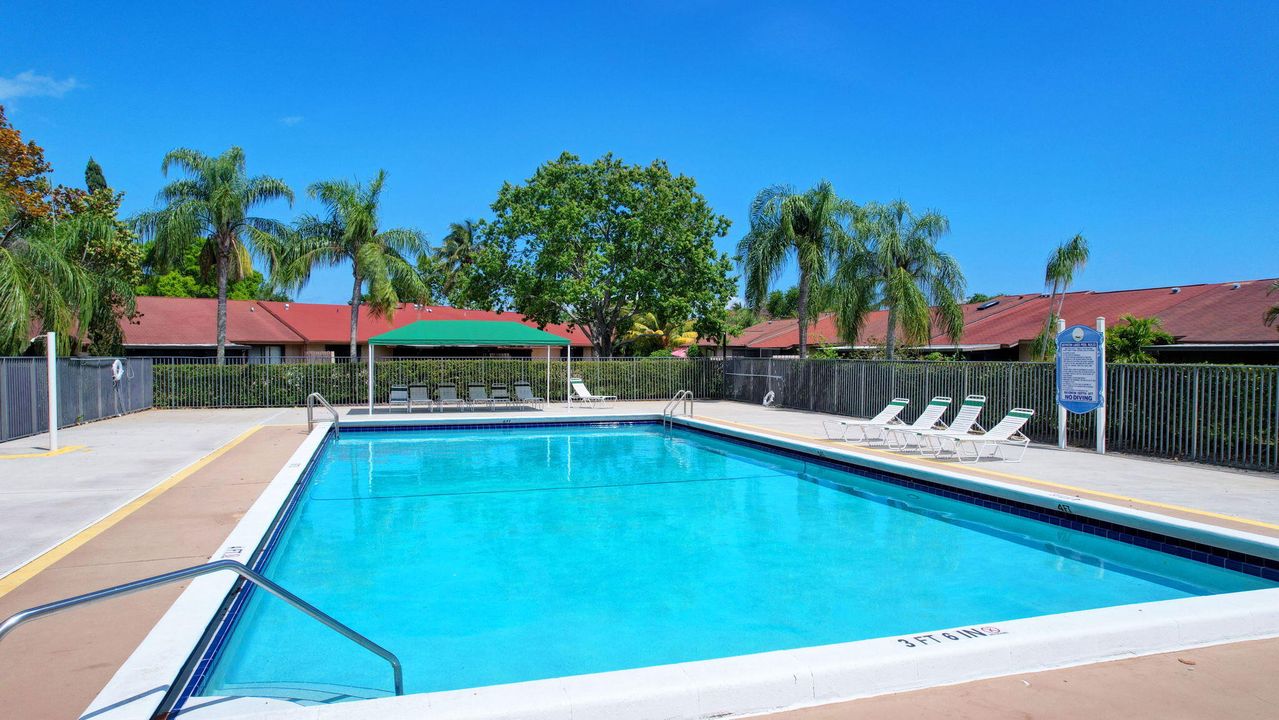 For Sale: $350,000 (2 beds, 2 baths, 1038 Square Feet)