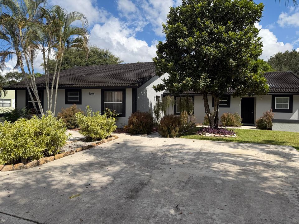 Recently Rented: $4,500 (3 beds, 2 baths, 2358 Square Feet)