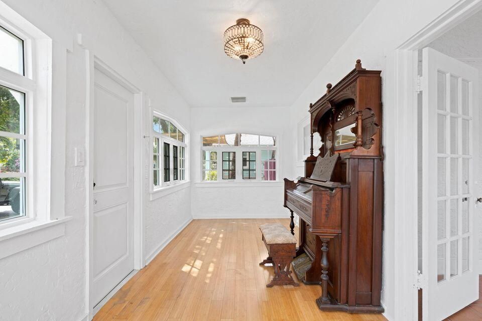 For Sale: $675,000 (3 beds, 2 baths, 1250 Square Feet)