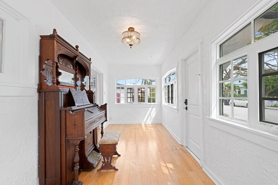 For Sale: $675,000 (3 beds, 2 baths, 1250 Square Feet)