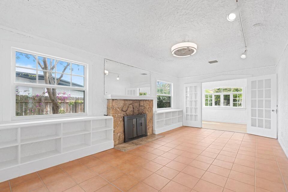 For Sale: $675,000 (3 beds, 2 baths, 1250 Square Feet)