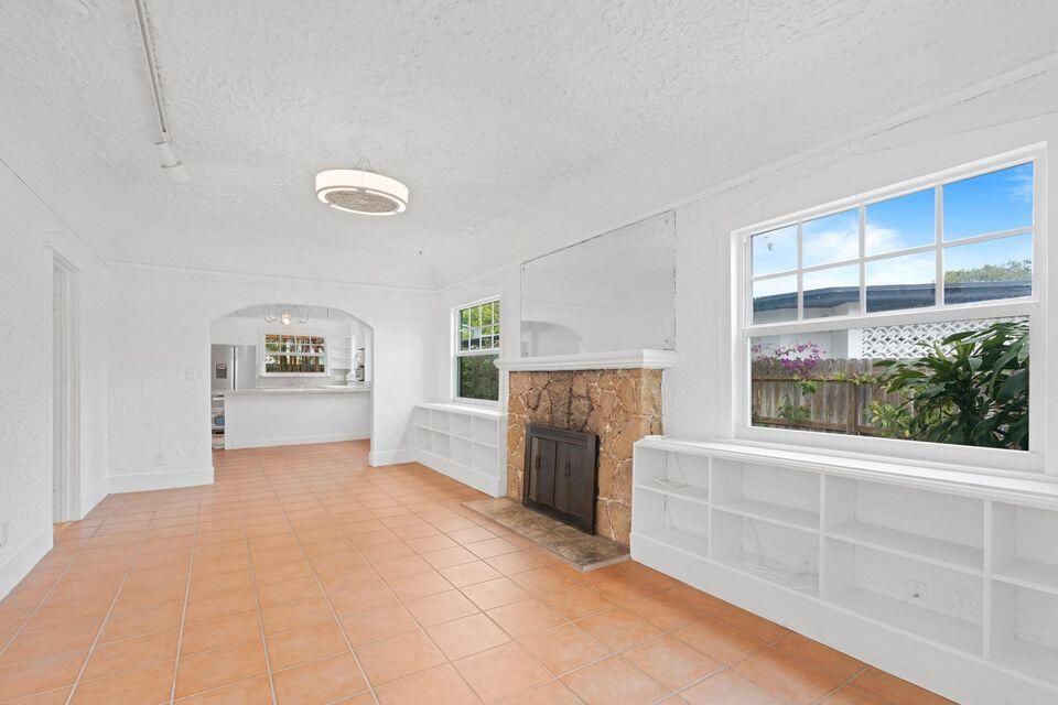 For Sale: $675,000 (3 beds, 2 baths, 1250 Square Feet)