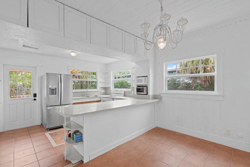 For Sale: $675,000 (3 beds, 2 baths, 1250 Square Feet)