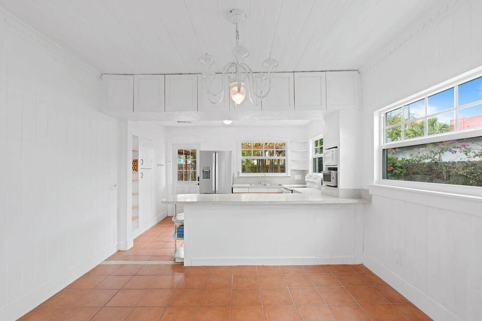 For Sale: $675,000 (3 beds, 2 baths, 1250 Square Feet)