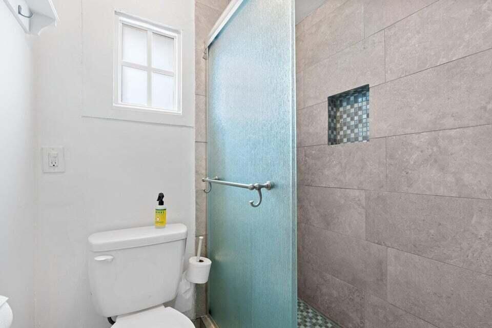 For Sale: $675,000 (3 beds, 2 baths, 1250 Square Feet)