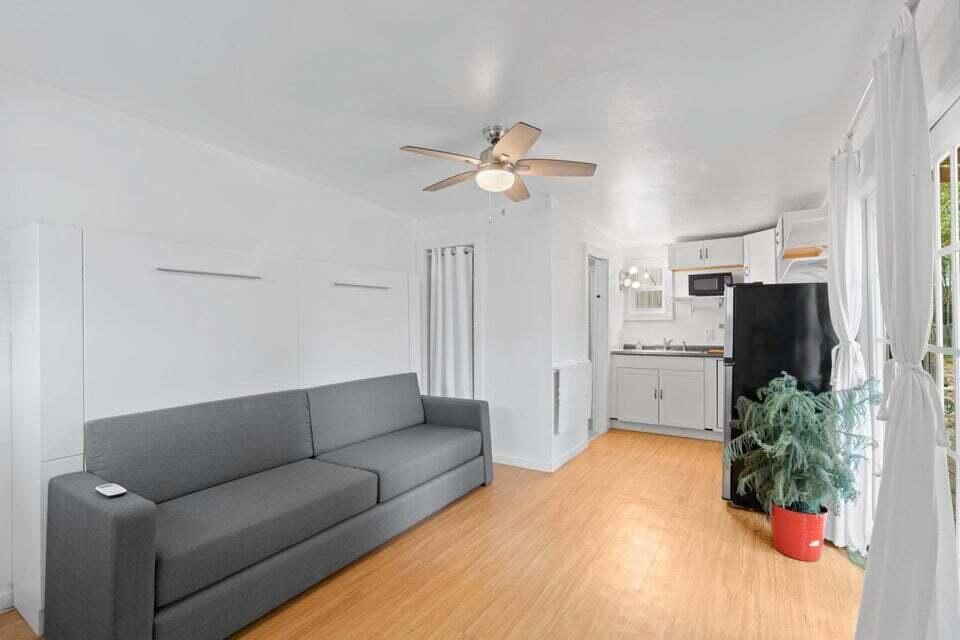 For Sale: $675,000 (3 beds, 2 baths, 1250 Square Feet)