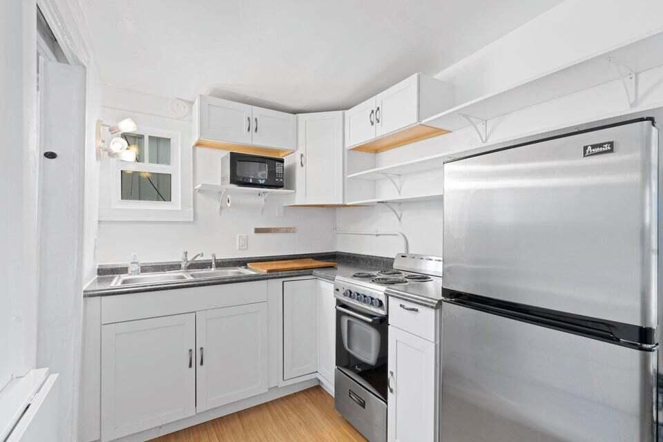 For Sale: $675,000 (3 beds, 2 baths, 1250 Square Feet)