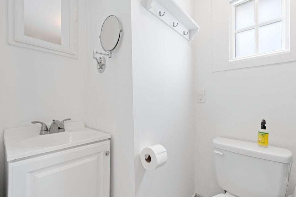 For Sale: $675,000 (3 beds, 2 baths, 1250 Square Feet)