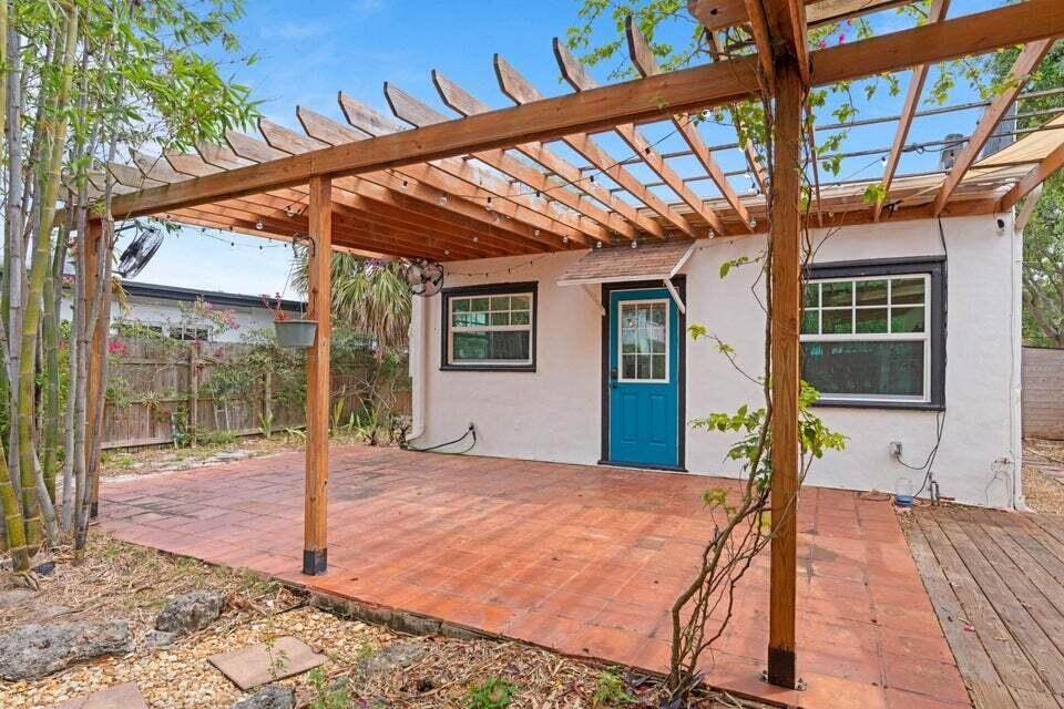 For Sale: $675,000 (3 beds, 2 baths, 1250 Square Feet)