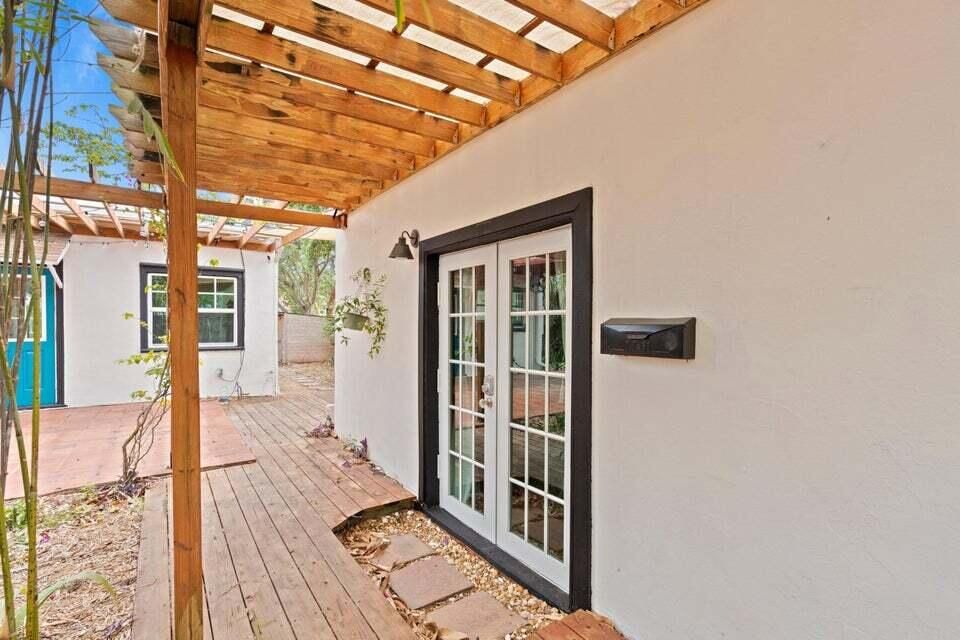 For Sale: $675,000 (3 beds, 2 baths, 1250 Square Feet)