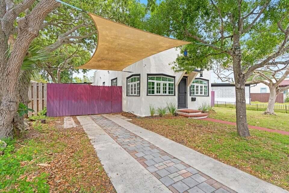 For Sale: $675,000 (3 beds, 2 baths, 1250 Square Feet)