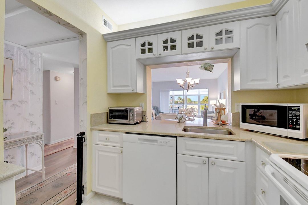 For Sale: $369,000 (2 beds, 1 baths, 860 Square Feet)