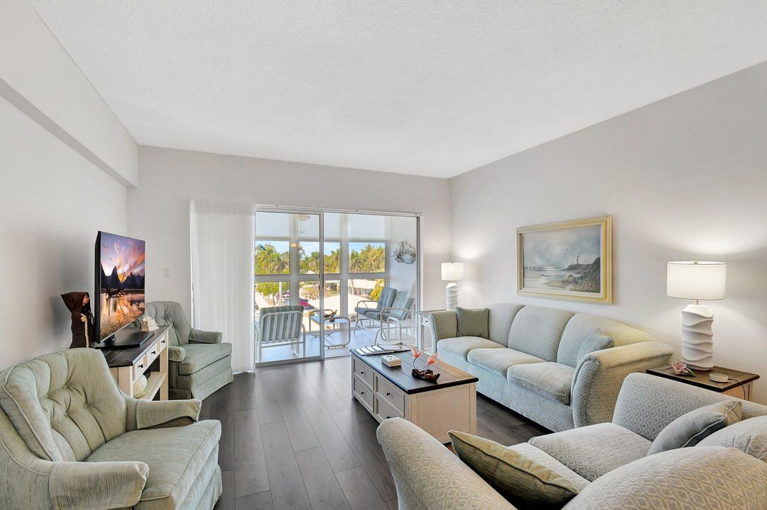 For Sale: $369,000 (2 beds, 1 baths, 860 Square Feet)