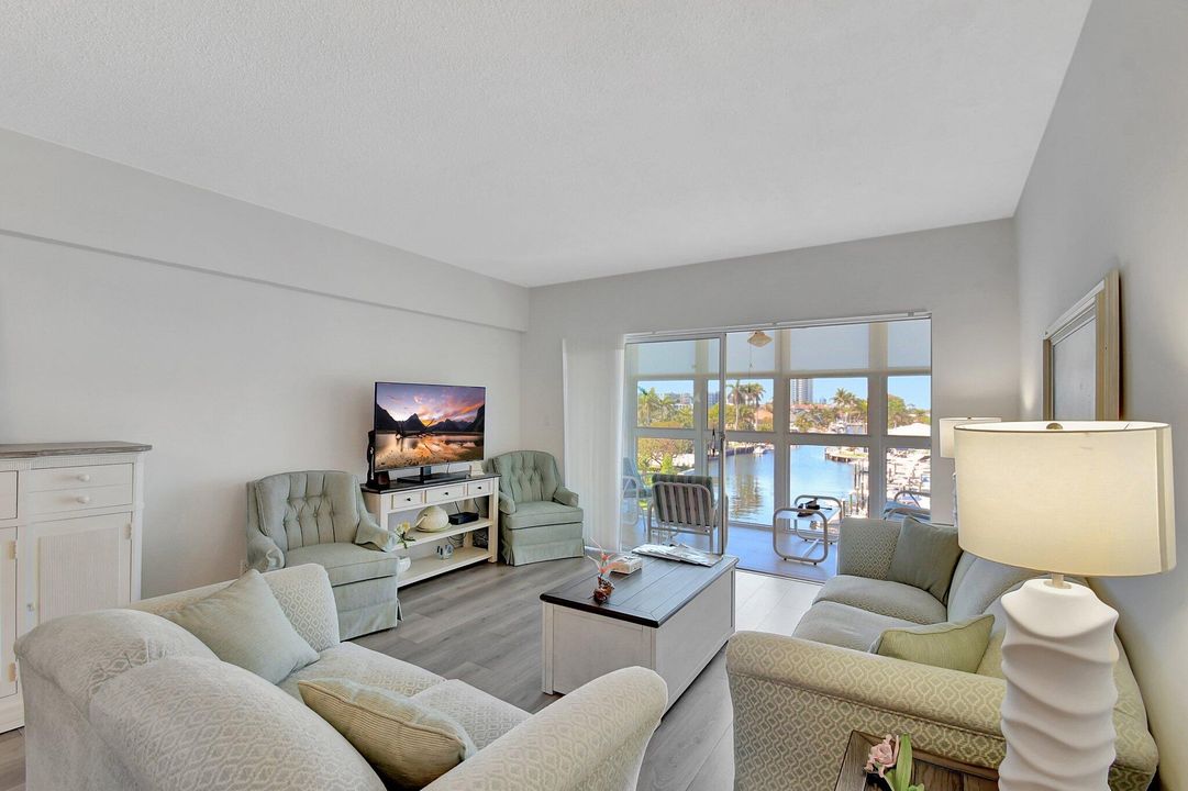 For Sale: $369,000 (2 beds, 1 baths, 860 Square Feet)