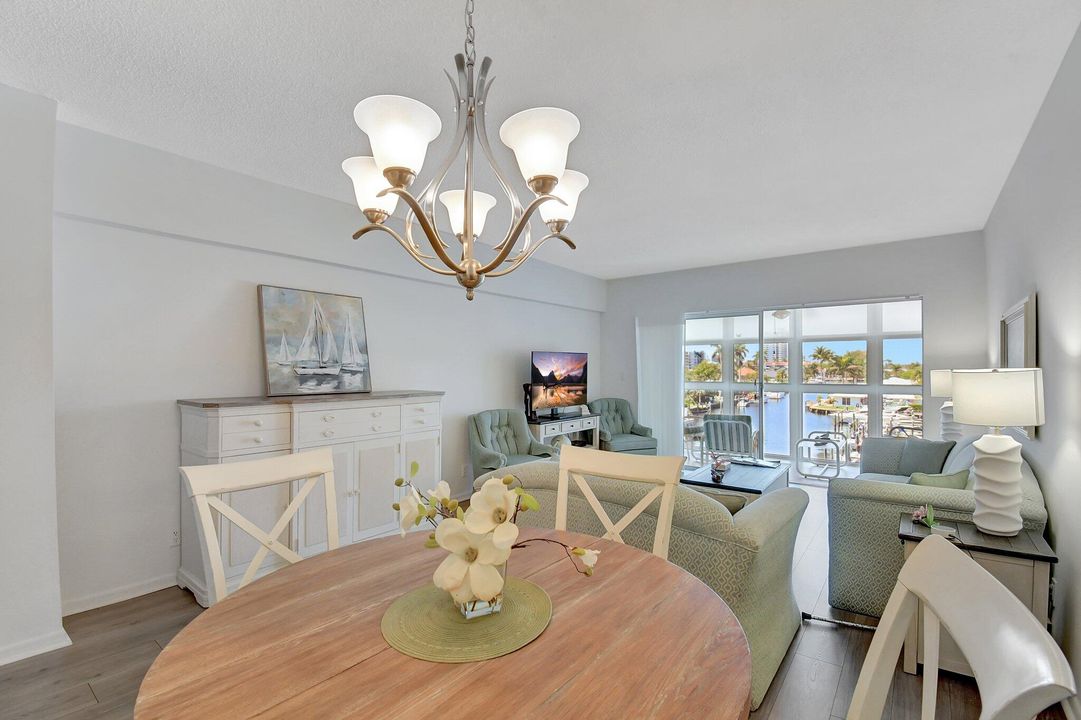 For Sale: $369,000 (2 beds, 1 baths, 860 Square Feet)