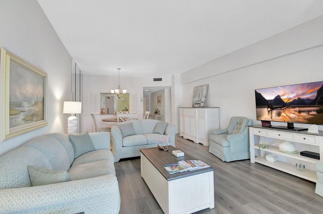 For Sale: $369,000 (2 beds, 1 baths, 860 Square Feet)