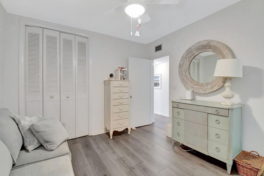 For Sale: $369,000 (2 beds, 1 baths, 860 Square Feet)