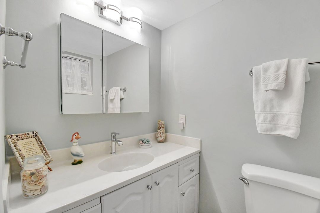 For Sale: $369,000 (2 beds, 1 baths, 860 Square Feet)