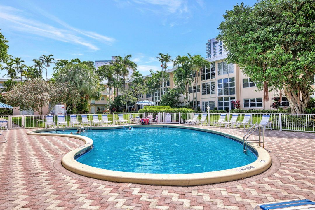 For Sale: $369,000 (2 beds, 1 baths, 860 Square Feet)