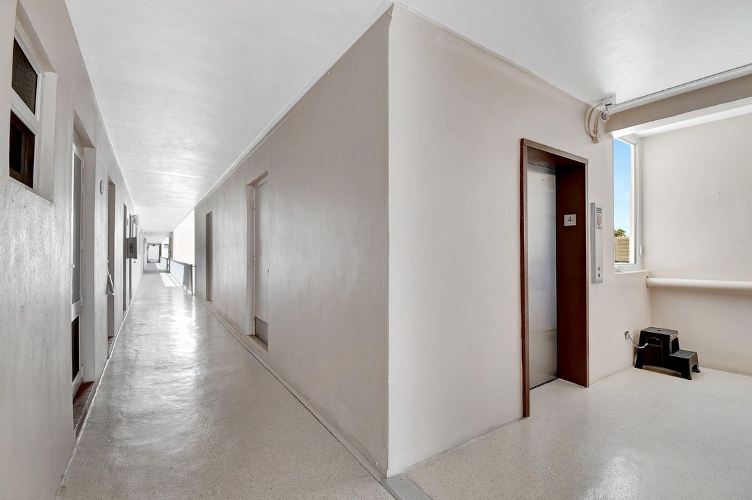 For Sale: $369,000 (2 beds, 1 baths, 860 Square Feet)