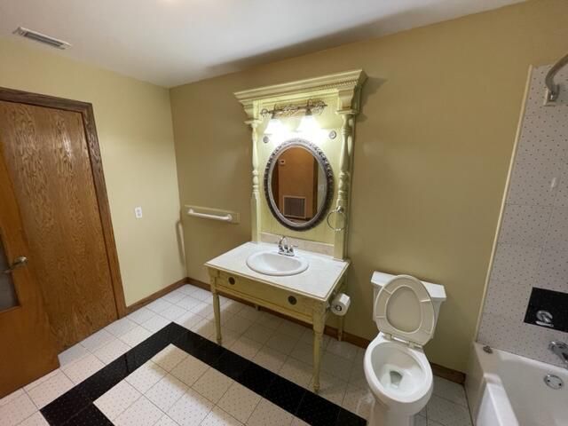 Active With Contract: $3,299 (4 beds, 2 baths, 2537 Square Feet)