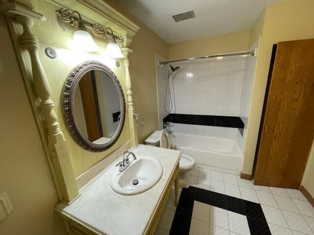 Active With Contract: $3,299 (4 beds, 2 baths, 2537 Square Feet)