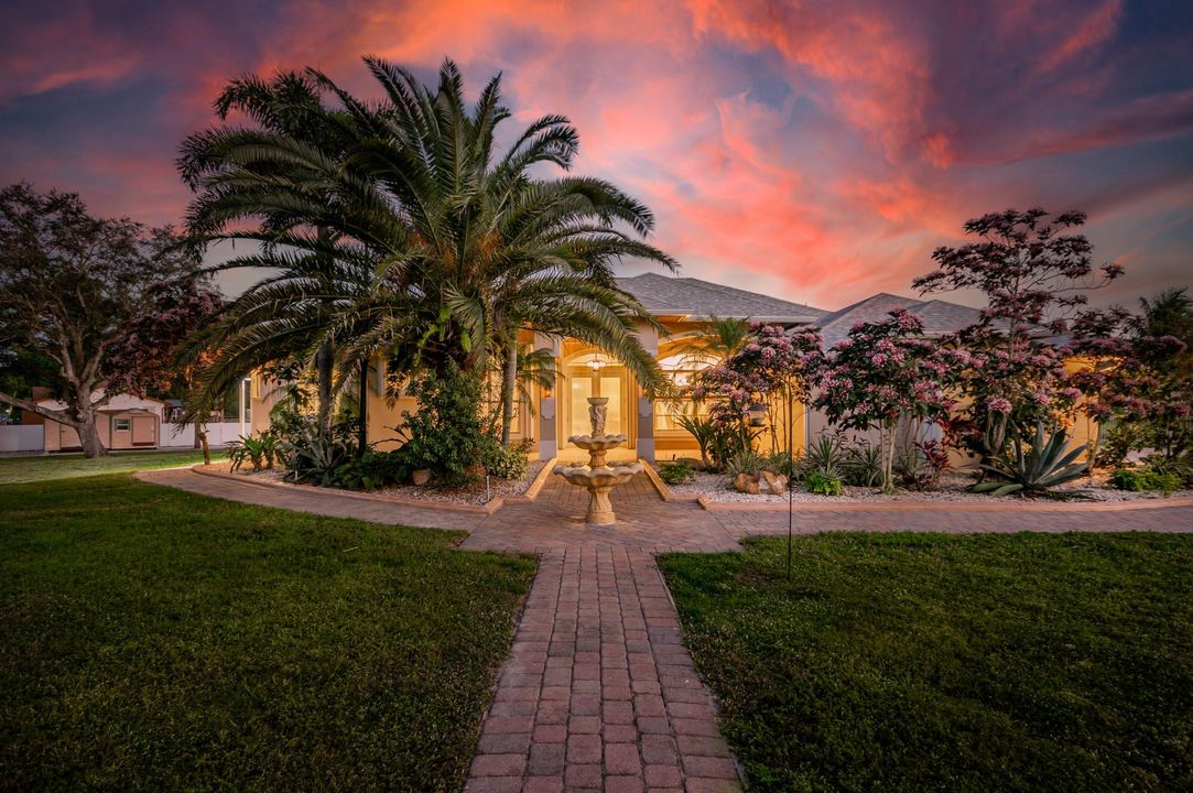 For Sale: $890,000 (6 beds, 4 baths, 3347 Square Feet)