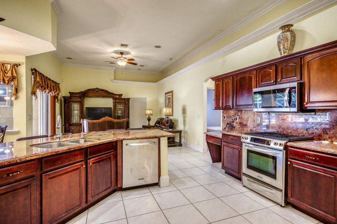 For Sale: $890,000 (6 beds, 4 baths, 3347 Square Feet)