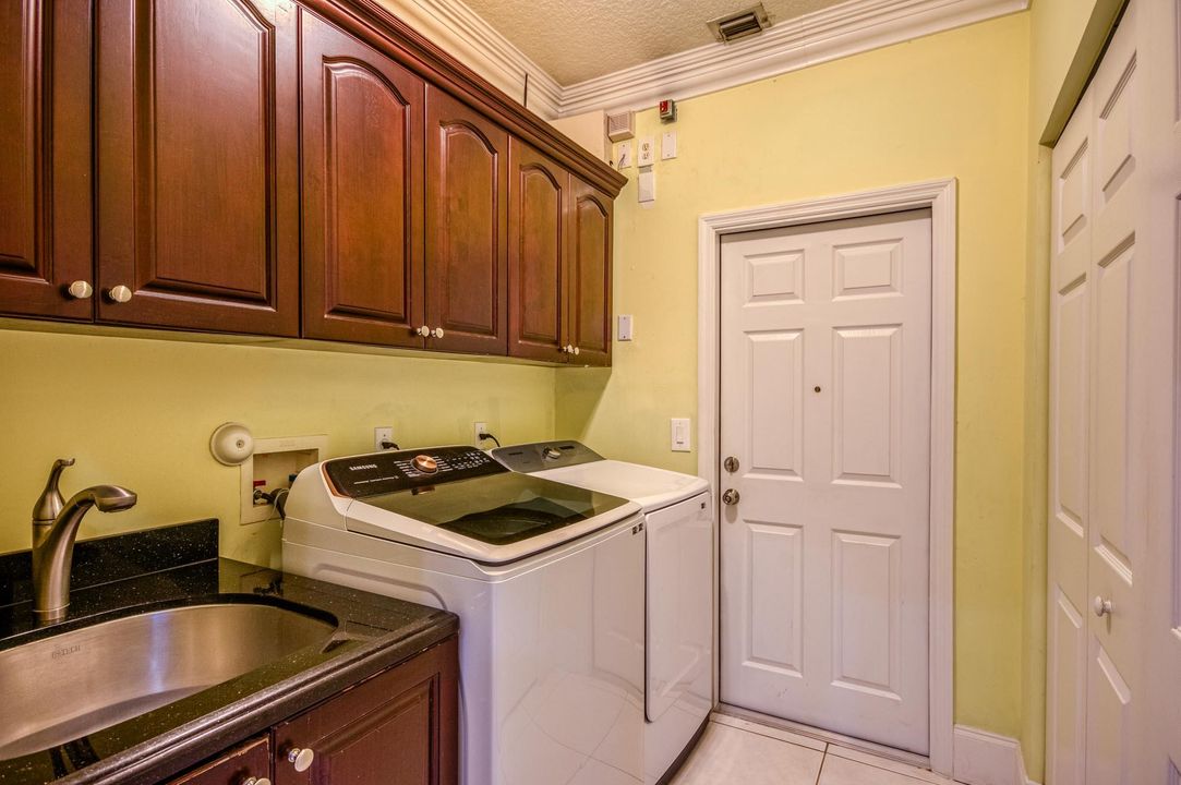 For Sale: $890,000 (6 beds, 4 baths, 3347 Square Feet)