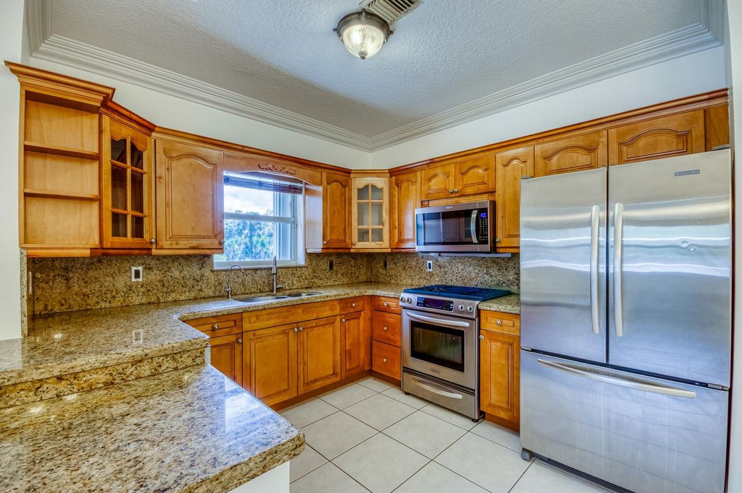 For Sale: $890,000 (6 beds, 4 baths, 3347 Square Feet)