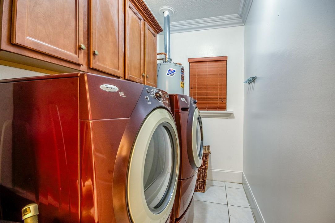 For Sale: $890,000 (6 beds, 4 baths, 3347 Square Feet)