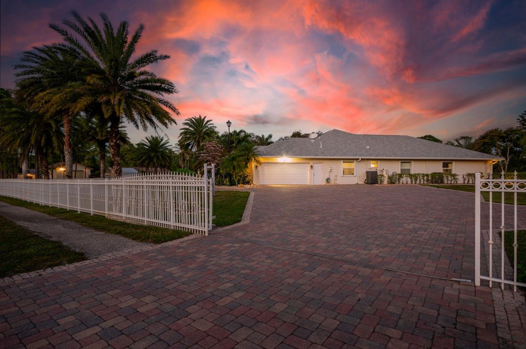 For Sale: $890,000 (6 beds, 4 baths, 3347 Square Feet)