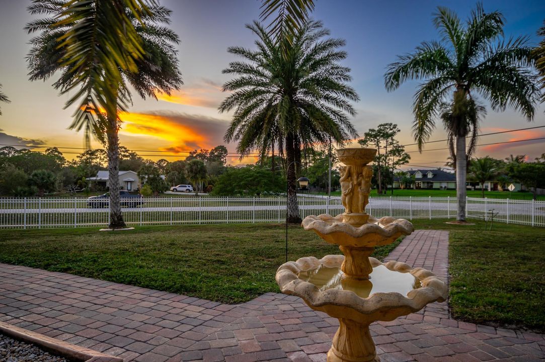 For Sale: $890,000 (6 beds, 4 baths, 3347 Square Feet)