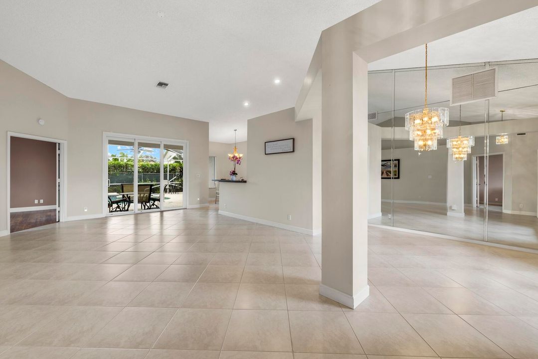 合同活跃: $645,000 (4 贝兹, 3 浴室, 2093 平方英尺)