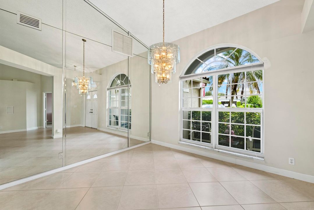 合同活跃: $645,000 (4 贝兹, 3 浴室, 2093 平方英尺)