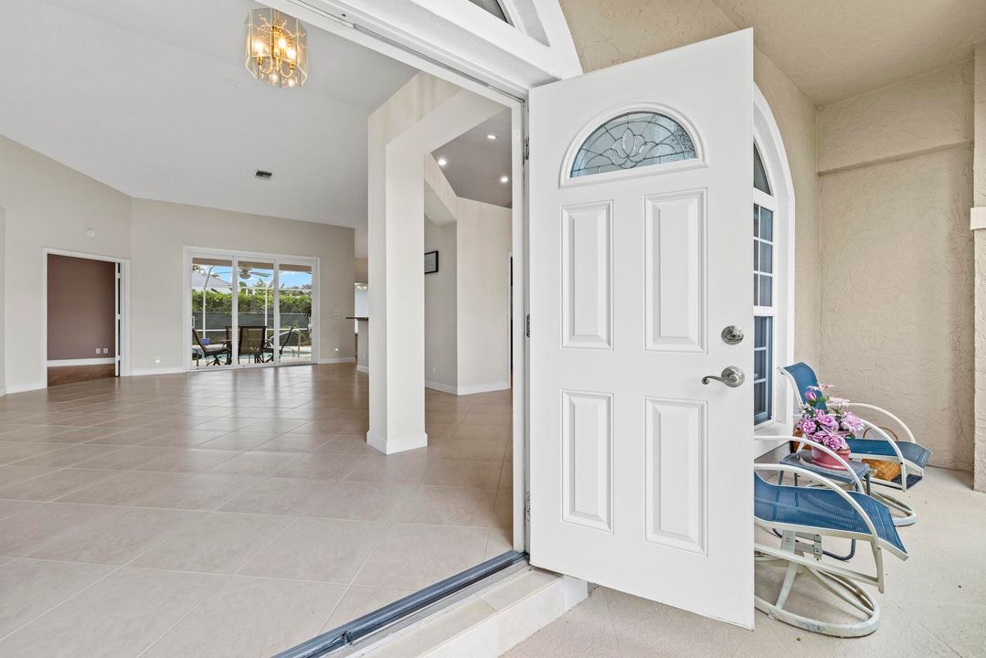 合同活跃: $645,000 (4 贝兹, 3 浴室, 2093 平方英尺)