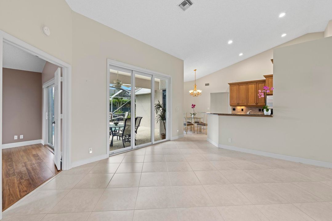 合同活跃: $645,000 (4 贝兹, 3 浴室, 2093 平方英尺)