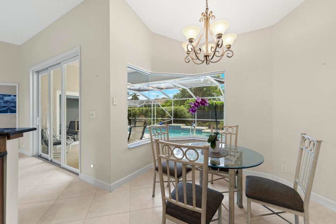 合同活跃: $645,000 (4 贝兹, 3 浴室, 2093 平方英尺)