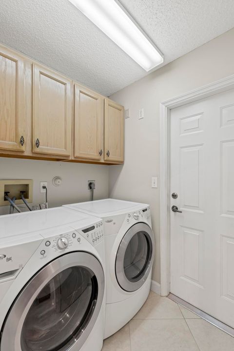 合同活跃: $645,000 (4 贝兹, 3 浴室, 2093 平方英尺)