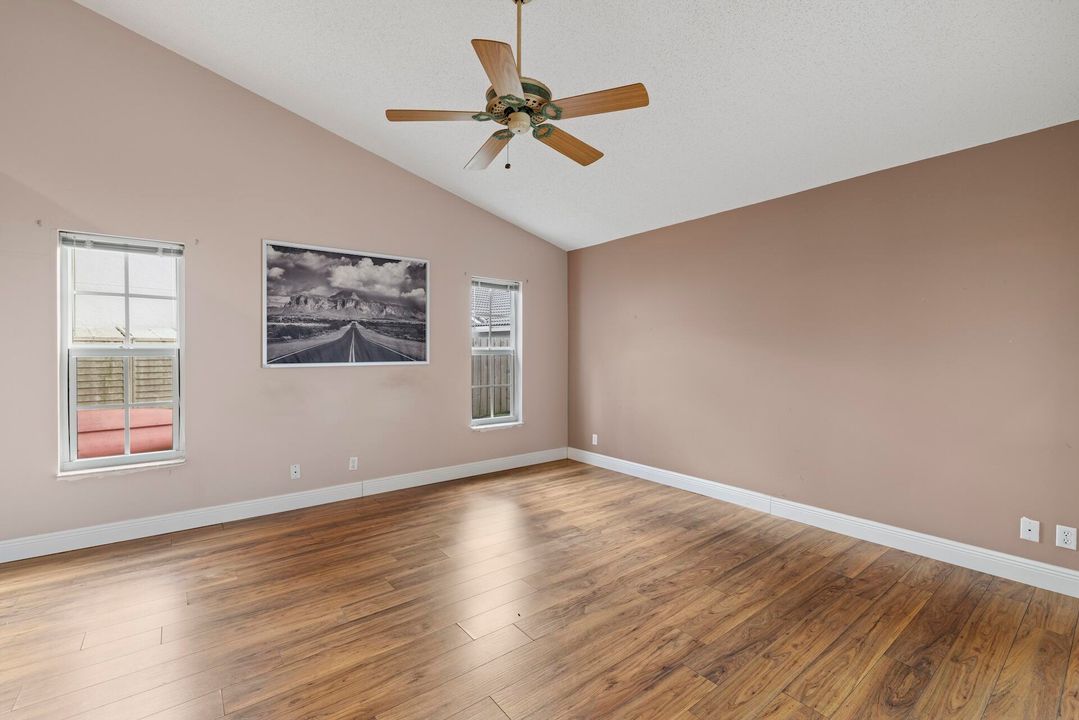 合同活跃: $645,000 (4 贝兹, 3 浴室, 2093 平方英尺)