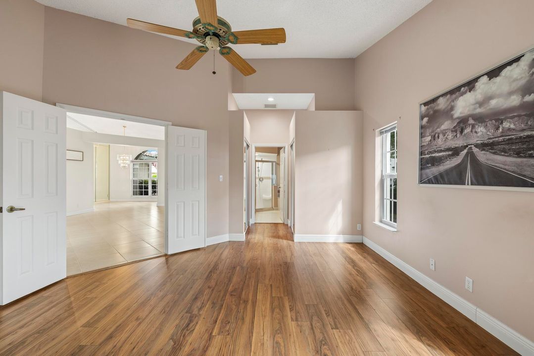 合同活跃: $645,000 (4 贝兹, 3 浴室, 2093 平方英尺)